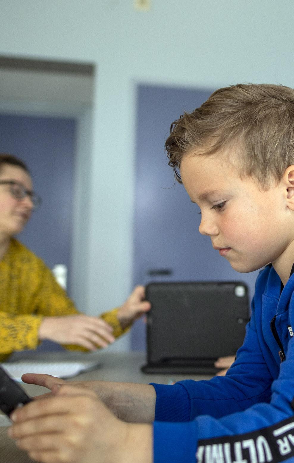 Leerlingen van de rooms-katholieke basisschool Sinte Lucij in Steensel werken gefocust aan hun apparaten. Leerlingen van de rooms-katholieke basisschool Sinte Lucij in Steensel werken gefocust aan hun apparaten.