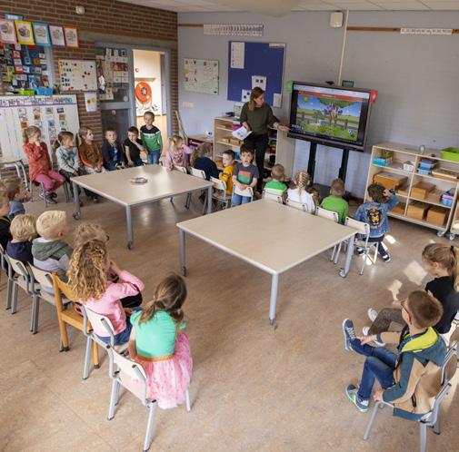 Leerlingen van de rooms-katholieke basisschool Sinte Lucij in Steensel zitten in een klaslokaal tijdens een les. Leerlingen van de rooms-katholieke basisschool Sinte Lucij in Steensel zitten in een klaslokaal tijdens een les.