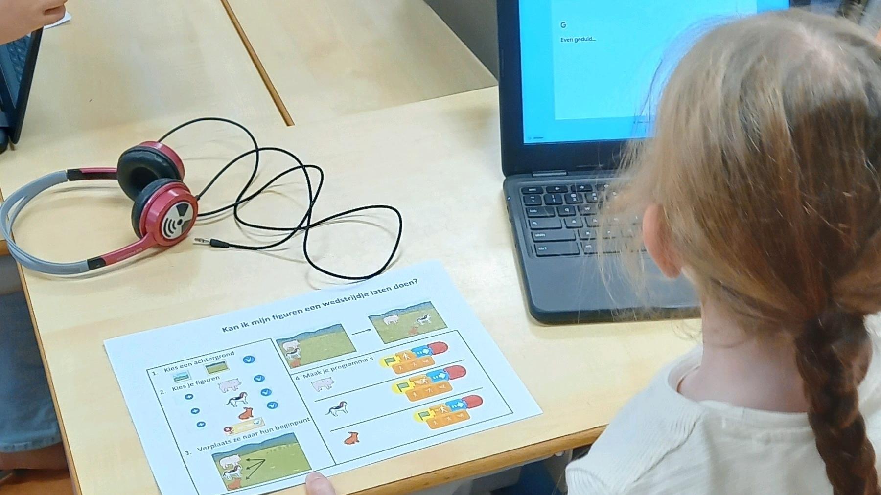Leerlingen van de Rooms Katholieke basisschool St. Willibrordus in Buitenkaag werken met een computer en een opdrachtenblad. Leerlingen van de Rooms Katholieke basisschool St. Willibrordus in Buitenkaag werken met een computer en een opdrachtenblad.