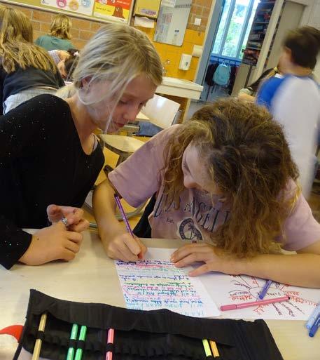 Leerlingen van de Roomskatholieke Basisschool Maria Bernadette in Leidschendam zijn samen aan het werken aan een schoolopdracht. Leerlingen van de Roomskatholieke Basisschool Maria Bernadette in Leidschendam zijn samen aan het werken aan een schoolopdracht.