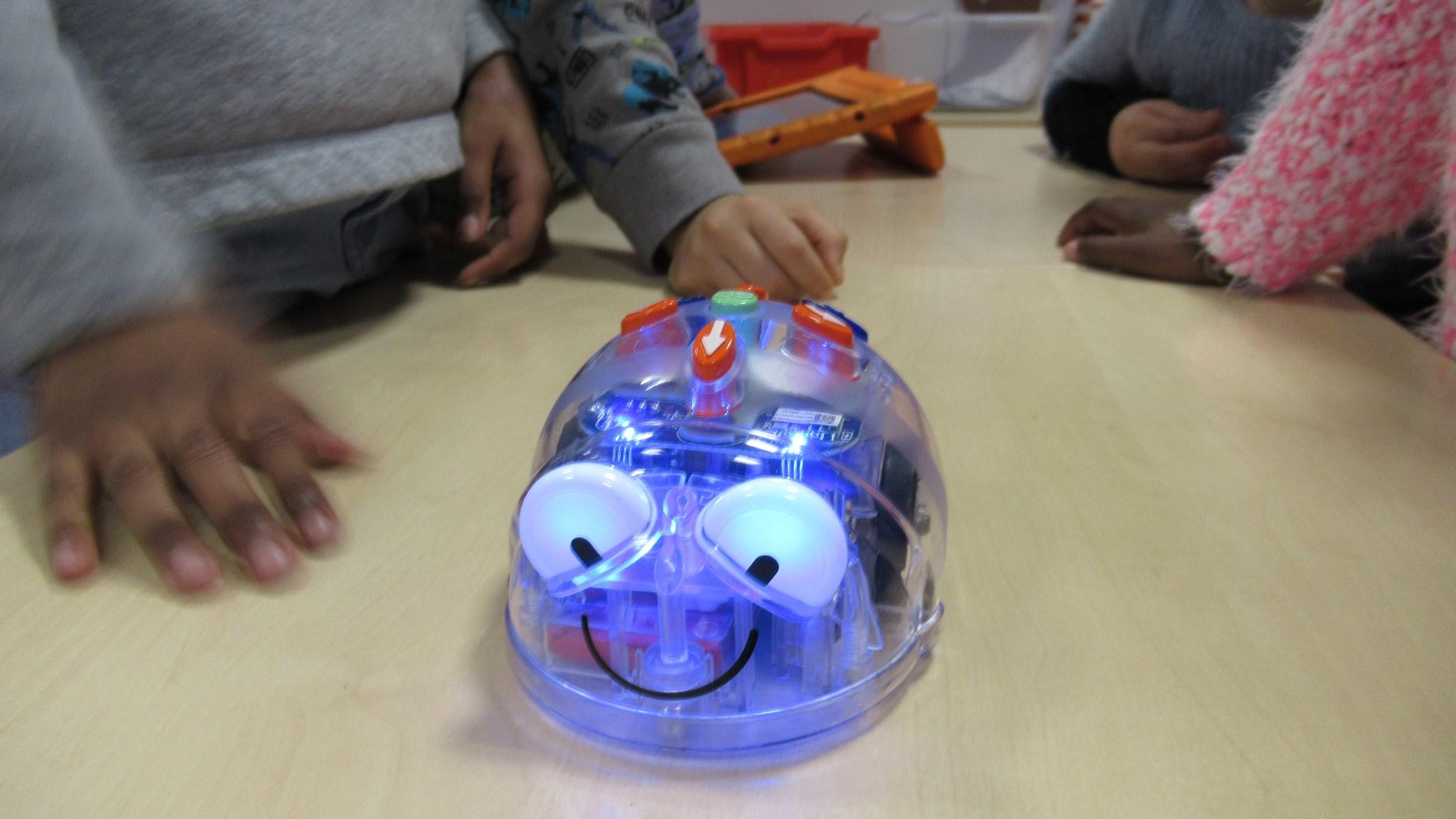 Leerlingen van De Rozemarn in Amsterdam spelen met een educatieve robot op de schooltafel. Leerlingen van De Rozemarn in Amsterdam spelen met een educatieve robot op de schooltafel.