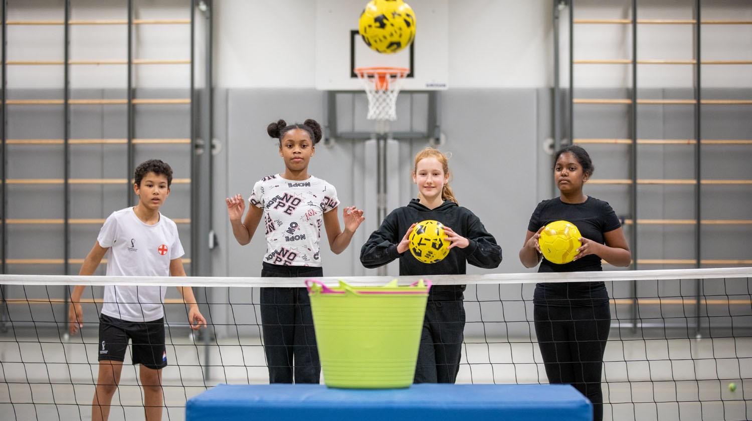 Leerlingen van de School voor Speciaal Basisonderwijs De Kring in Rotterdam oefenen met ballen tijdens een gymles. Leerlingen van de School voor Speciaal Basisonderwijs De Kring in Rotterdam oefenen met ballen tijdens een gymles.