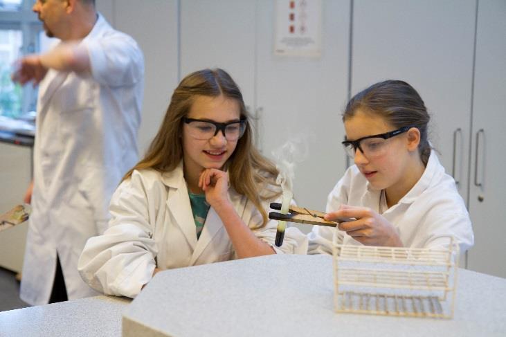 Leerlingen van de Sint Bernardusschool in Haarlem experimenteren met wetenschap in een labomgeving. Leerlingen van de Sint Bernardusschool in Haarlem experimenteren met wetenschap in een labomgeving.