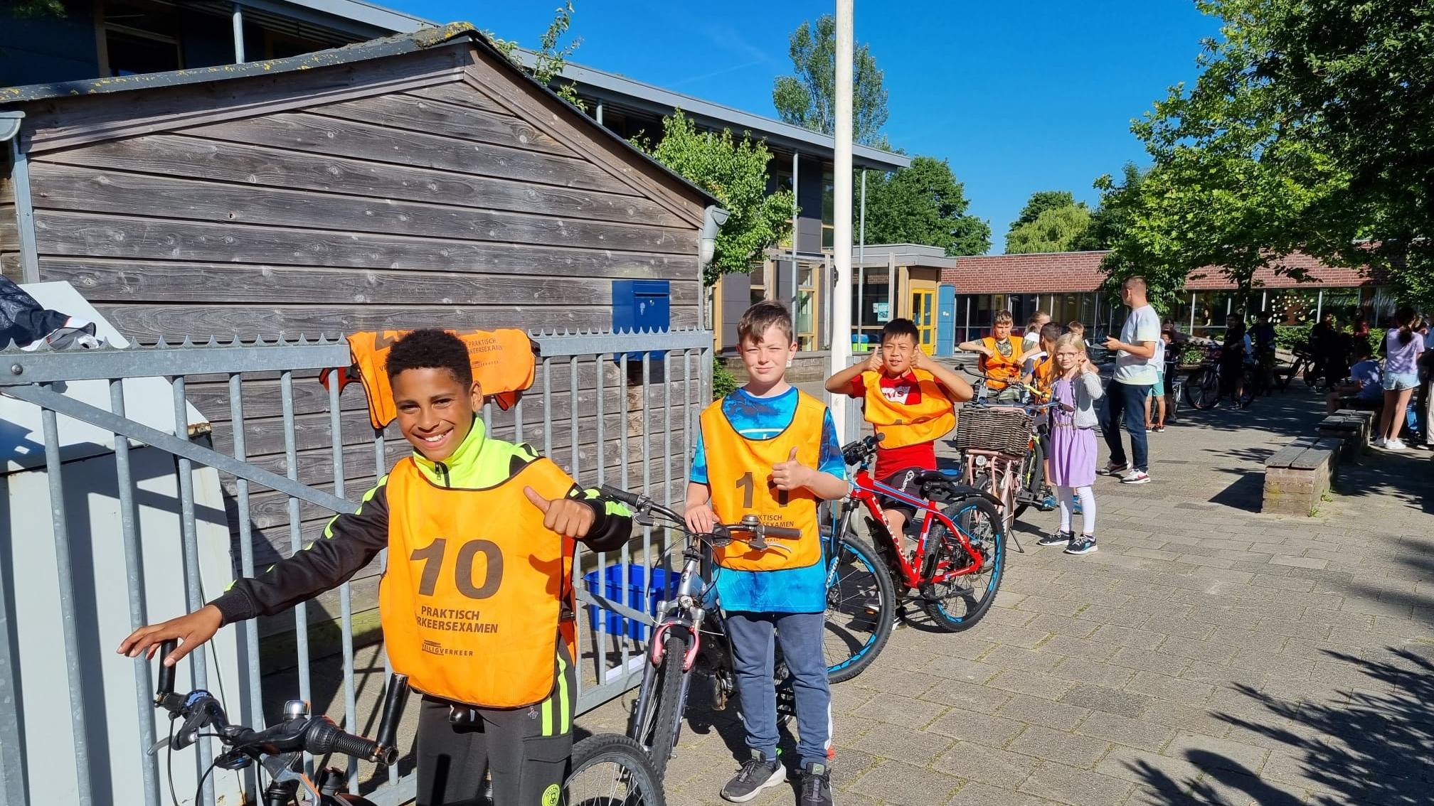 Leerlingen van de Sint Jozef Basisschool in Nootdorp staan op het schoolplein klaar voor hun praktisch verkeersexamen. Leerlingen van de Sint Jozef Basisschool in Nootdorp staan op het schoolplein klaar voor hun praktisch verkeersexamen.