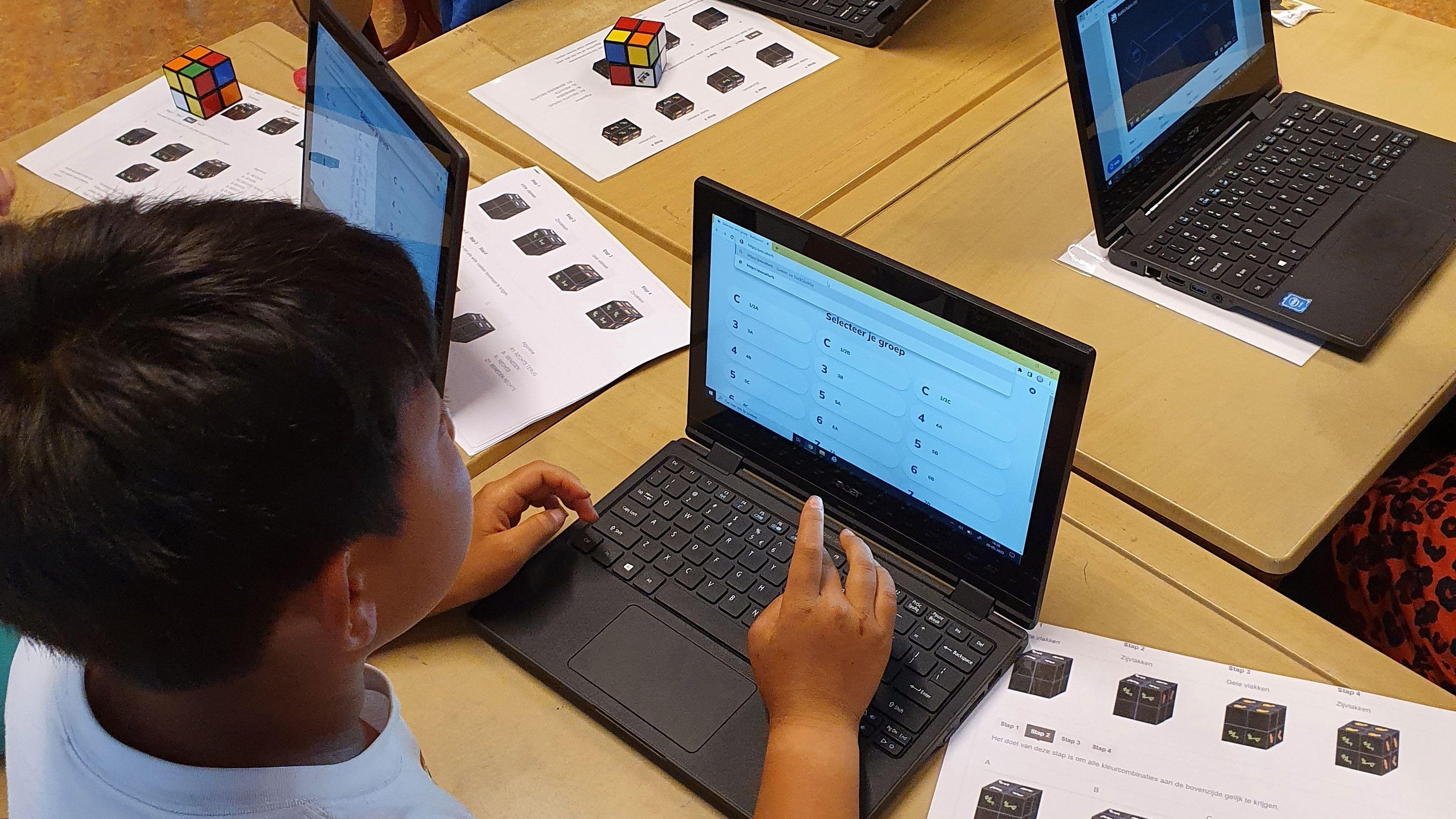 Leerlingen van de Sint Jozef Basisschool in Nootdorp werken met laptops en een Rubik's Cube tijdens een les. Leerlingen van de Sint Jozef Basisschool in Nootdorp werken met laptops en een Rubik's Cube tijdens een les.