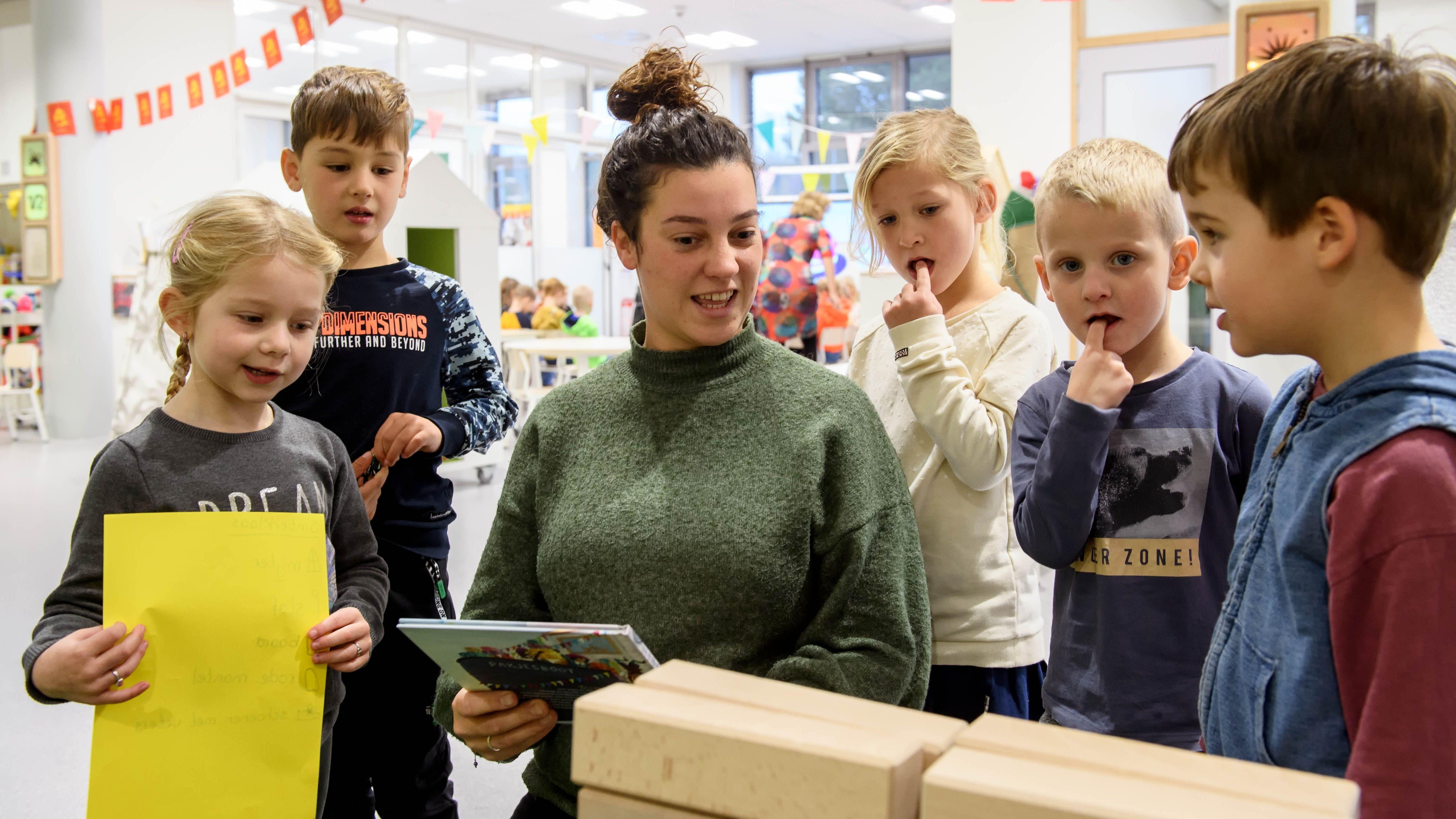 Leerlingen van De Sprankeling in Avenhorn kijken aandachtig naar hun juf tijdens een creatieve activiteit. Leerlingen van De Sprankeling in Avenhorn kijken aandachtig naar hun juf tijdens een creatieve activiteit.