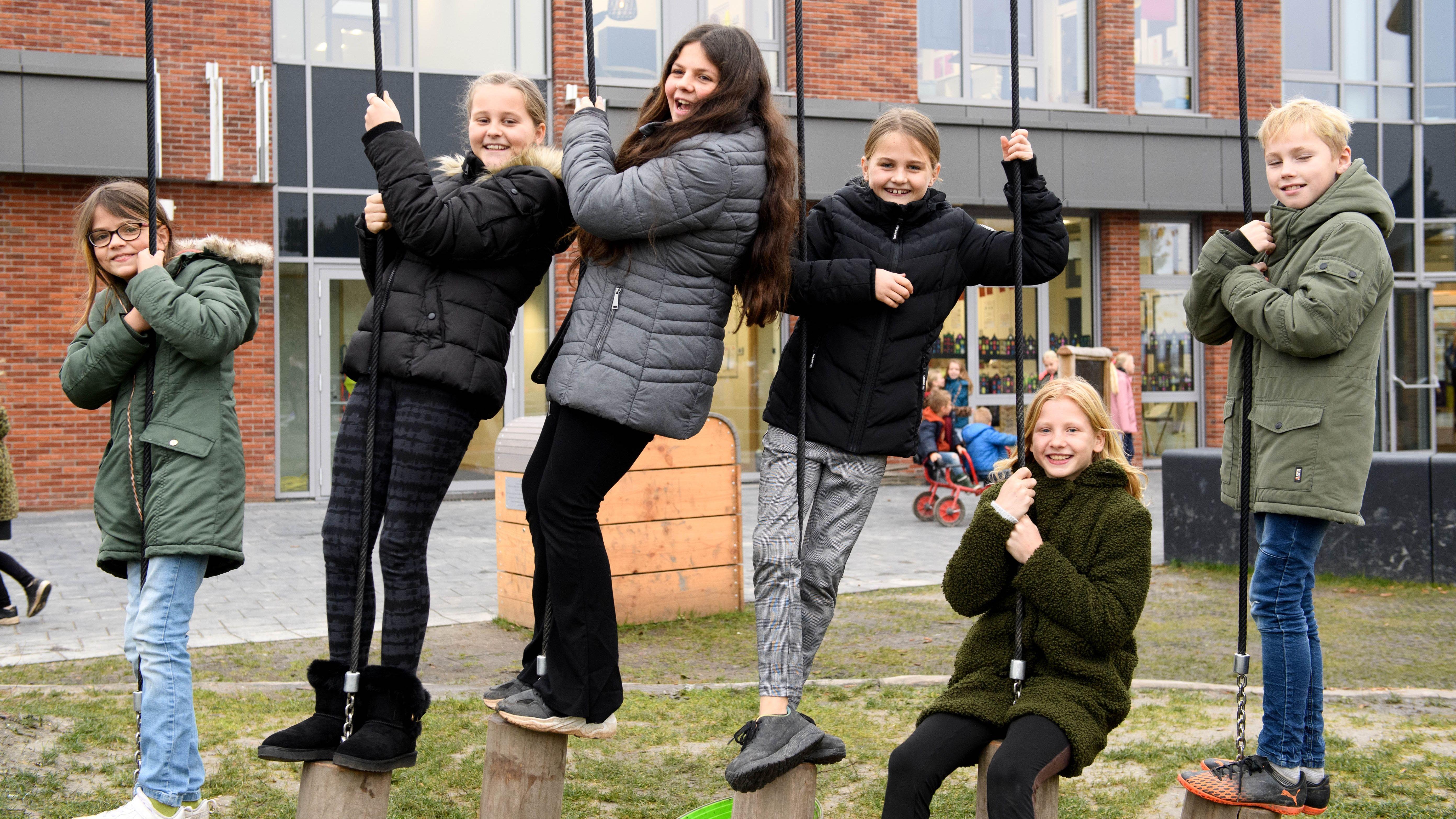 Leerlingen van De Sprankeling in Avenhorn spelen op het schoolplein. Leerlingen van De Sprankeling in Avenhorn spelen op het schoolplein.