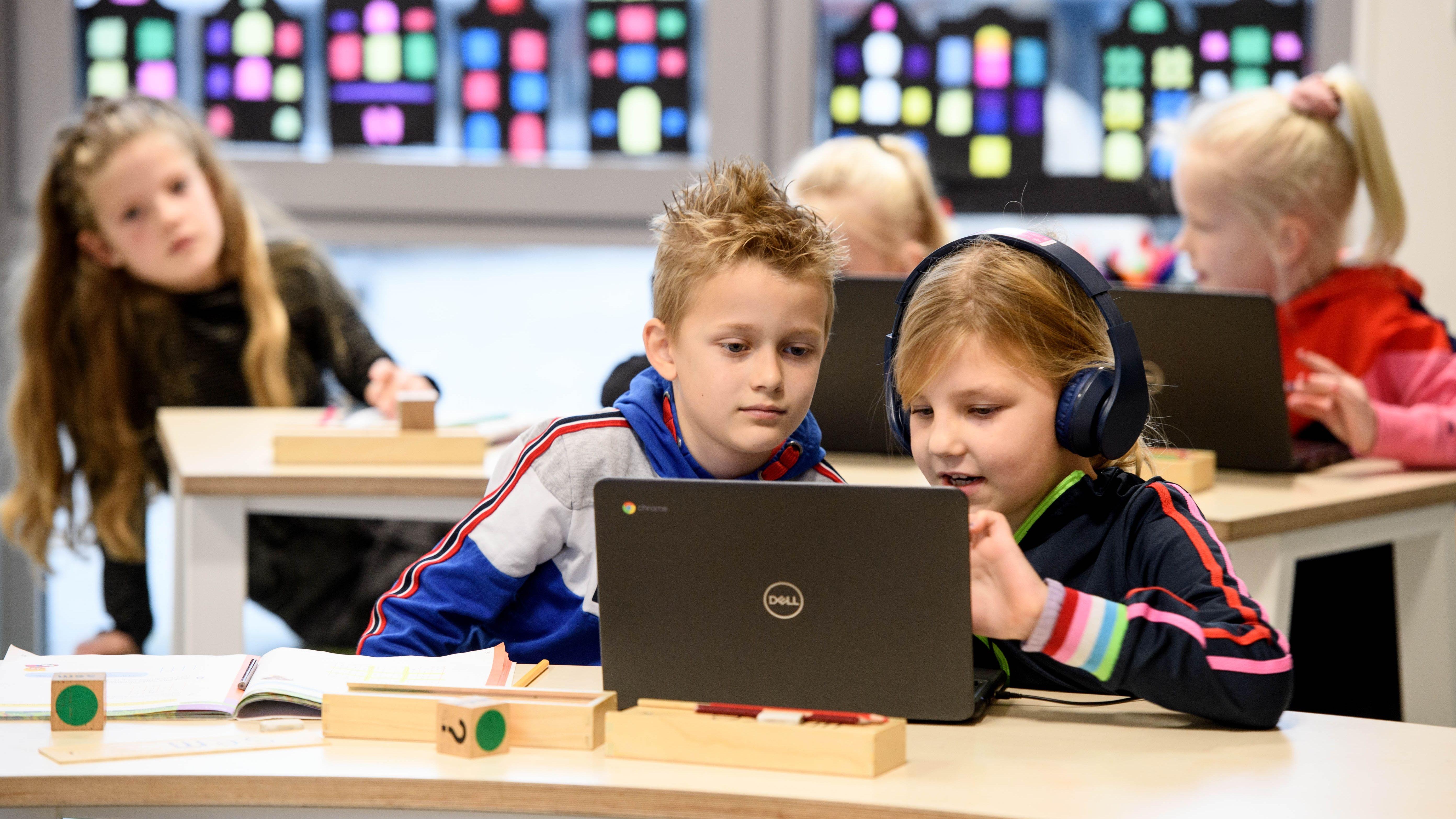 Leerlingen van De Sprankeling in Avenhorn werken samen met laptops tijdens een les. Leerlingen van De Sprankeling in Avenhorn werken samen met laptops tijdens een les.