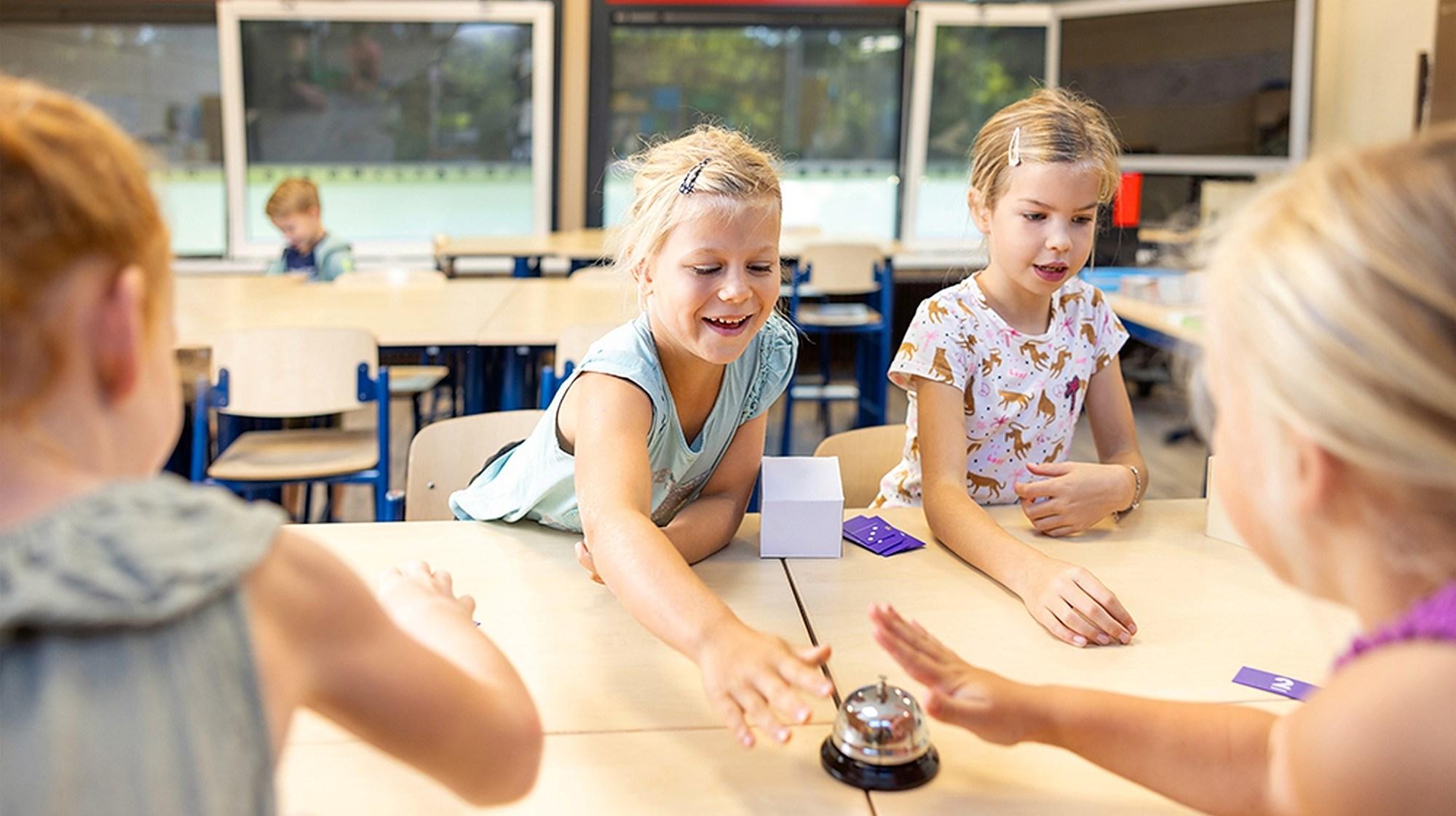Leerlingen van De Sprenge Emst in Emst bezig met een spelletje in de klas. Leerlingen van De Sprenge Emst in Emst bezig met een spelletje in de klas.