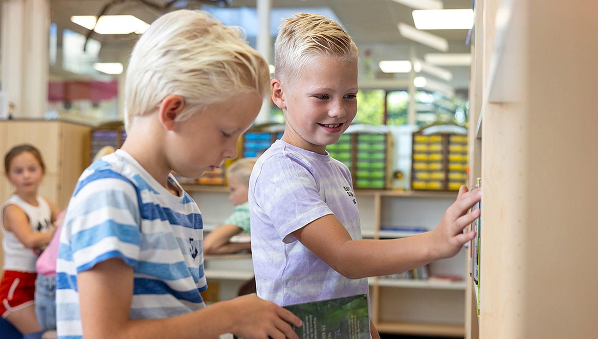 Leerlingen van De Sprenge Emst zijn bezig met het kiezen van boeken in de klas. Leerlingen van De Sprenge Emst zijn bezig met het kiezen van boeken in de klas.