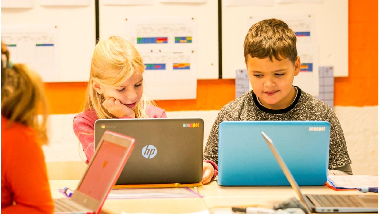 Leerlingen van De Sprenge Vaassen werken geconcentreerd aan laptops in de klas. Leerlingen van De Sprenge Vaassen werken geconcentreerd aan laptops in de klas.
