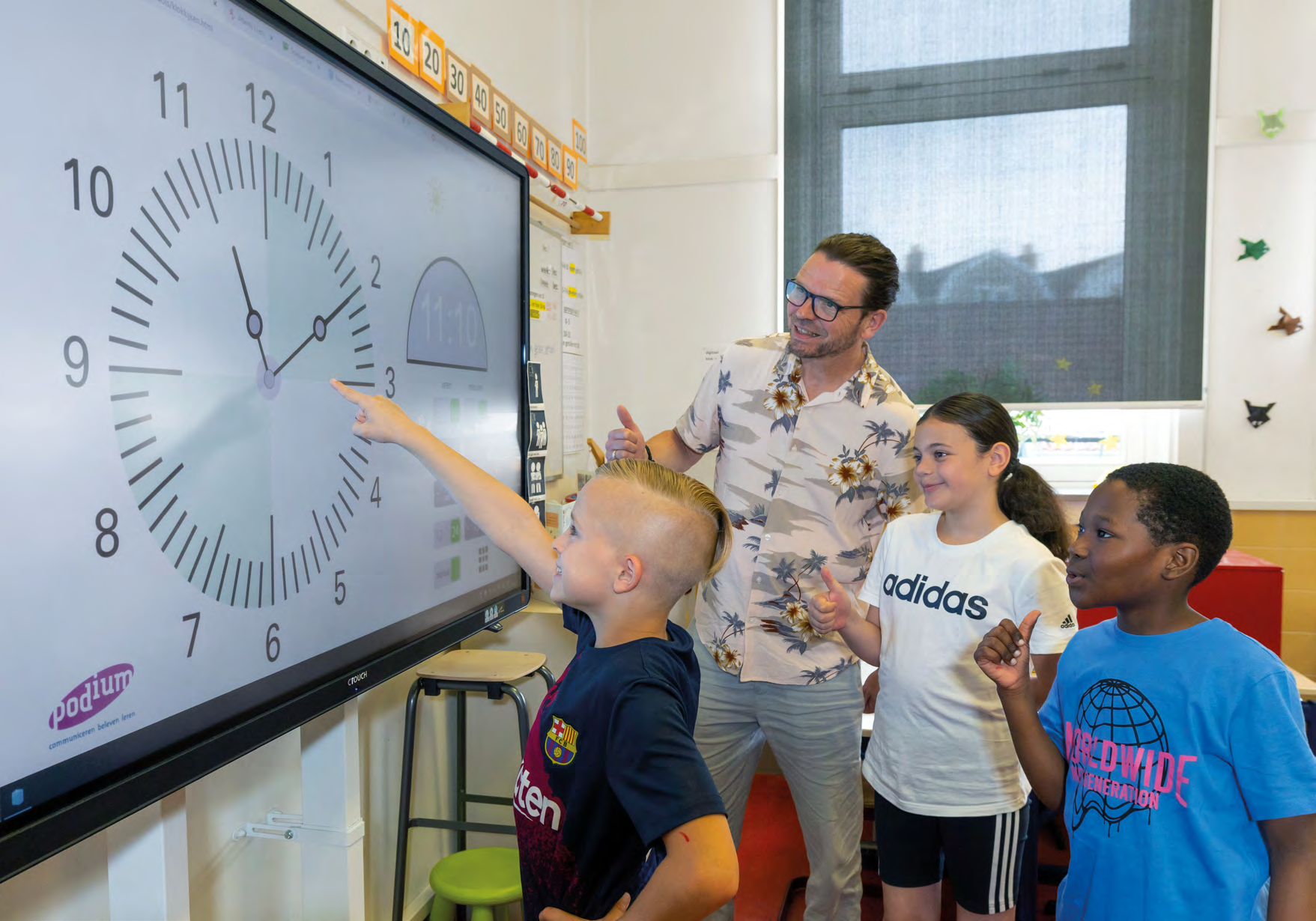 Leerlingen van De Springplank in Huizen leren klokkijken met een digitale klok. Leerlingen van De Springplank in Huizen leren klokkijken met een digitale klok.
