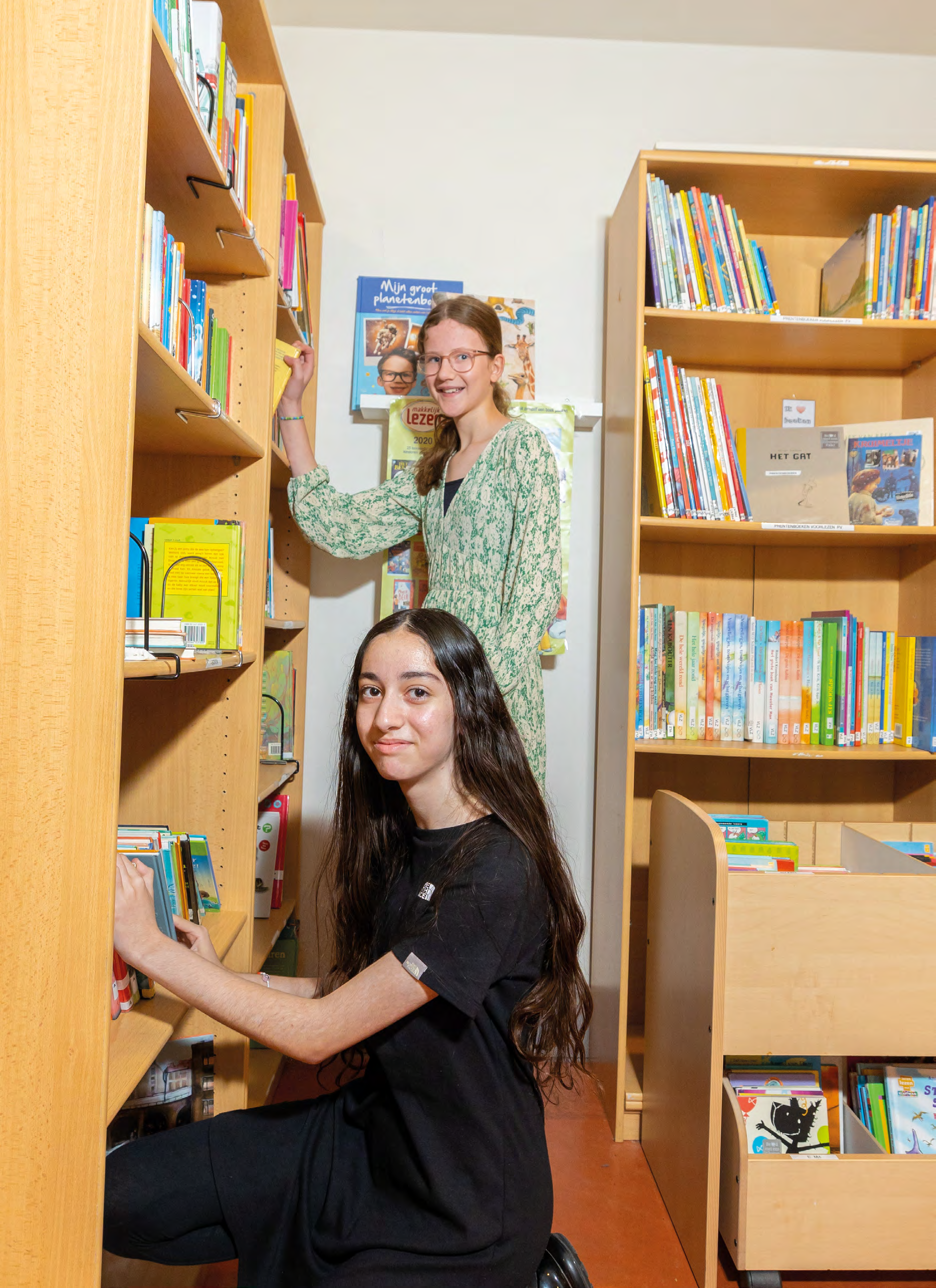 Leerlingen van De Springplank in Huizen organiseren boeken in de schoolbibliotheek. Leerlingen van De Springplank in Huizen organiseren boeken in de schoolbibliotheek.