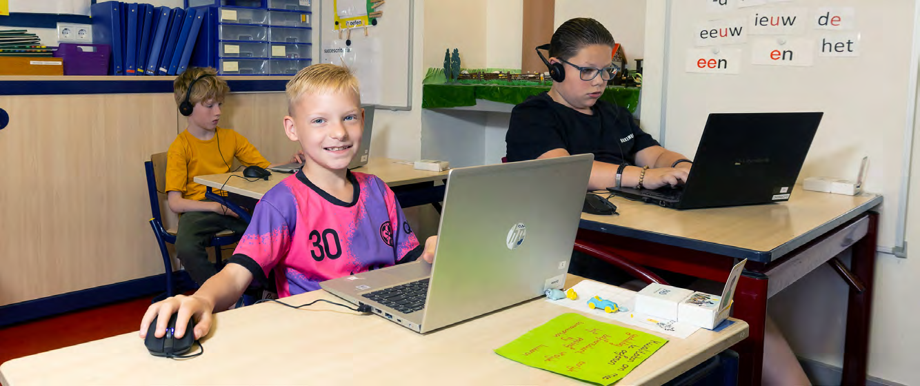 Leerlingen van De Springplank in Huizen werken geconcentreerd met laptops en hoofdkphones in de klas. Leerlingen van De Springplank in Huizen werken geconcentreerd met laptops en hoofdkphones in de klas.