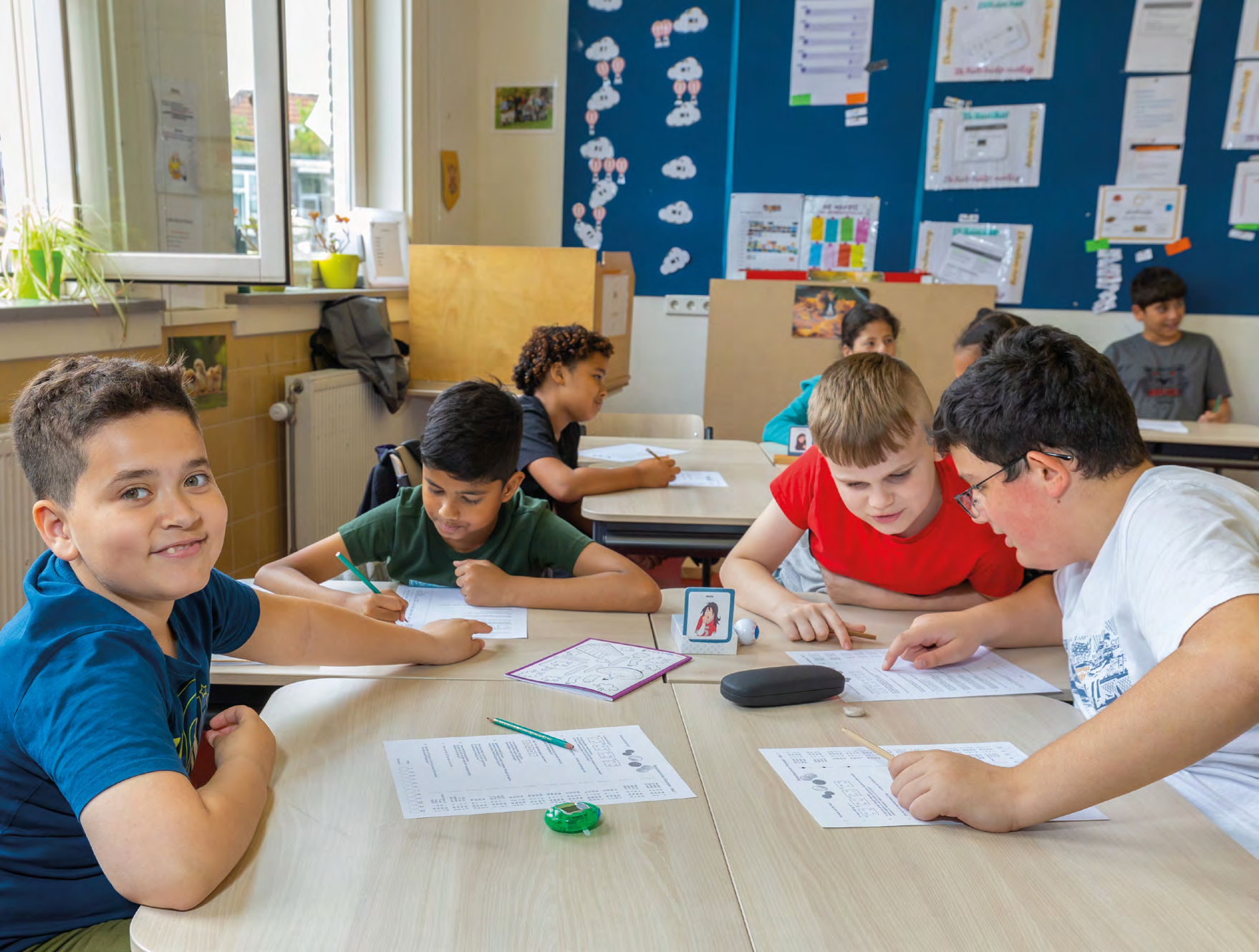 Leerlingen van De Springplank in Huizen werken samen aan hun opdrachten in de klas. Leerlingen van De Springplank in Huizen werken samen aan hun opdrachten in de klas.