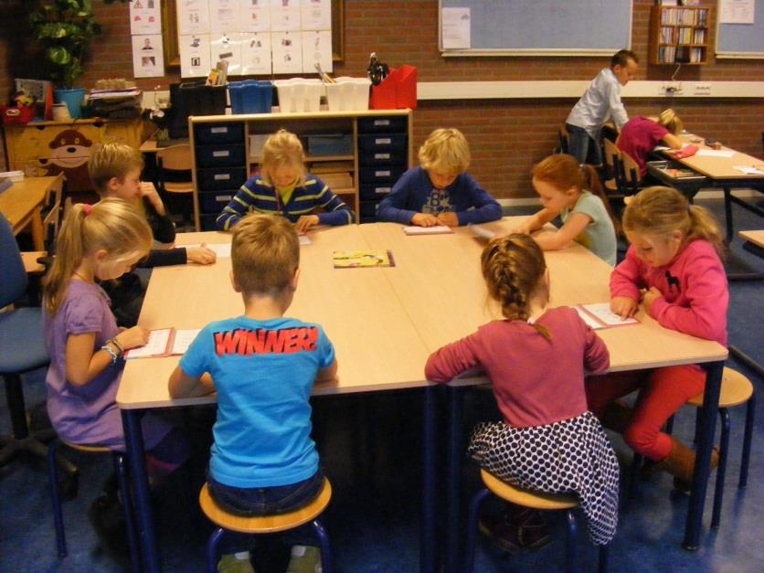 Leerlingen van De Springplank in Rumpt zijn bezig met een groepsactiviteit aan een tafel. Leerlingen van De Springplank in Rumpt zijn bezig met een groepsactiviteit aan een tafel.