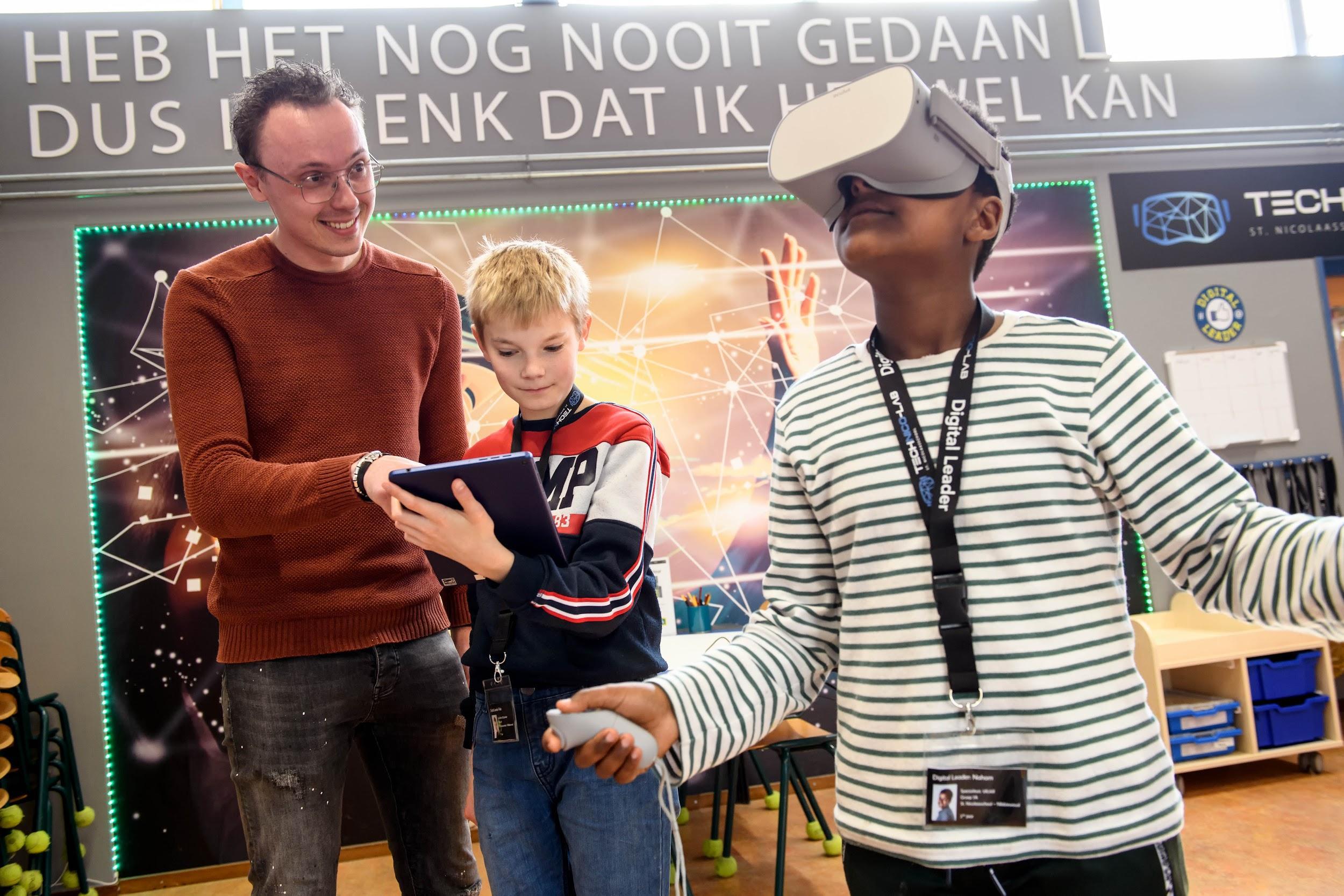 Leerlingen van de St. Nicolaasschool in Nibbixwoud ervaren technologie met virtual reality en tabletgebruik. Leerlingen van de St. Nicolaasschool in Nibbixwoud ervaren technologie met virtual reality en tabletgebruik.