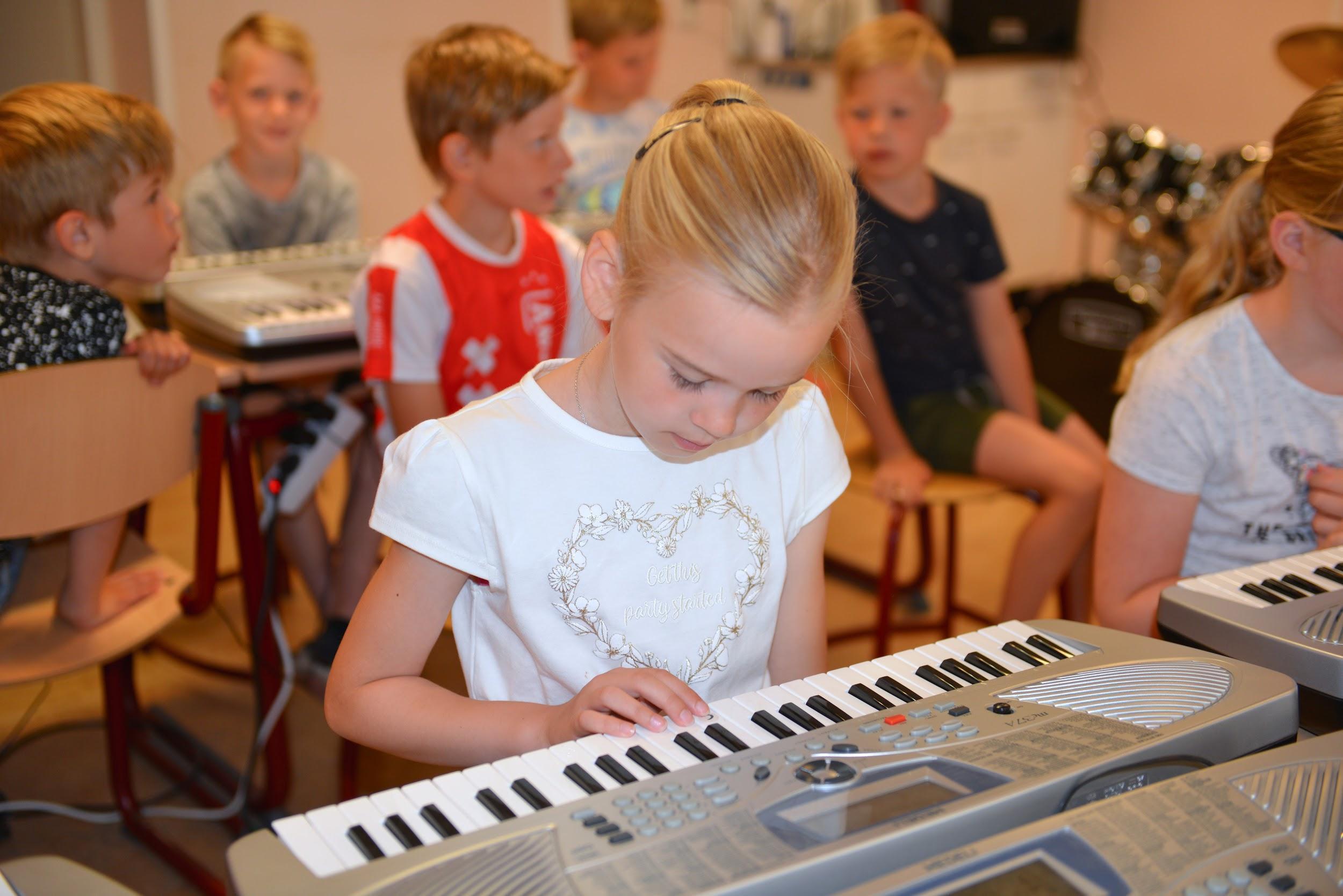 Leerlingen van de St. Nicolaasschool in Nibbixwoud zijn bezig met muziekles met keyboard. Leerlingen van de St. Nicolaasschool in Nibbixwoud zijn bezig met muziekles met keyboard.