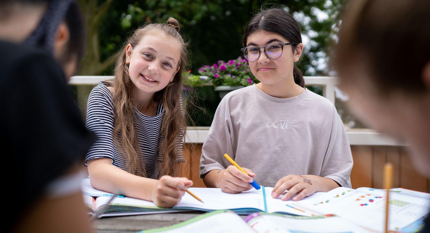 Leerlingen van de Synergieschool St Alfonsus voor basisonderwijs in Roermond zijn bezig met hun schoolwerk op het schoolplein. Leerlingen van de Synergieschool St Alfonsus voor basisonderwijs in Roermond zijn bezig met hun schoolwerk op het schoolplein.
