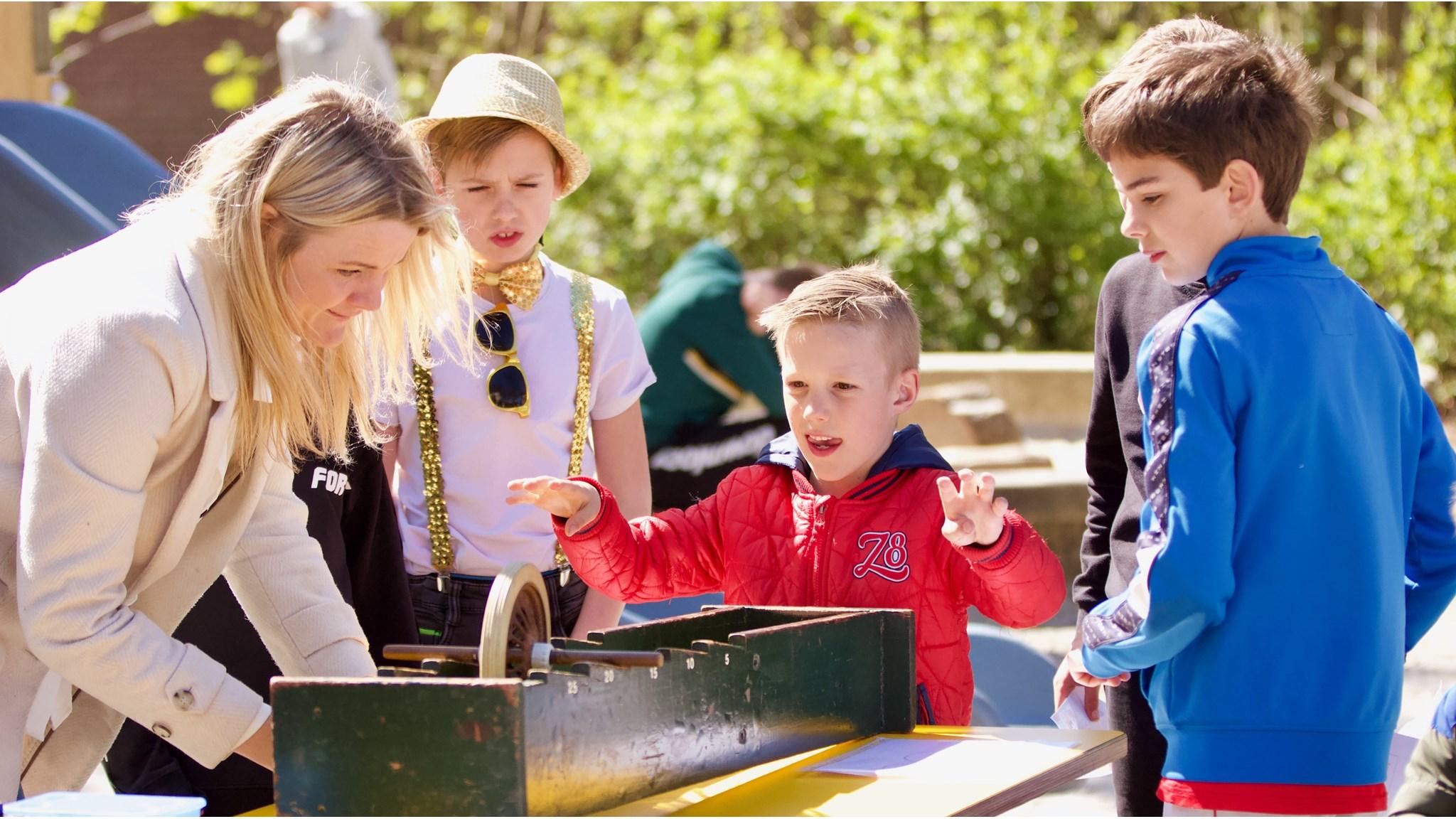 Leerlingen van de Tjongerschool in Mildam spelen en leren op het schoolplein.