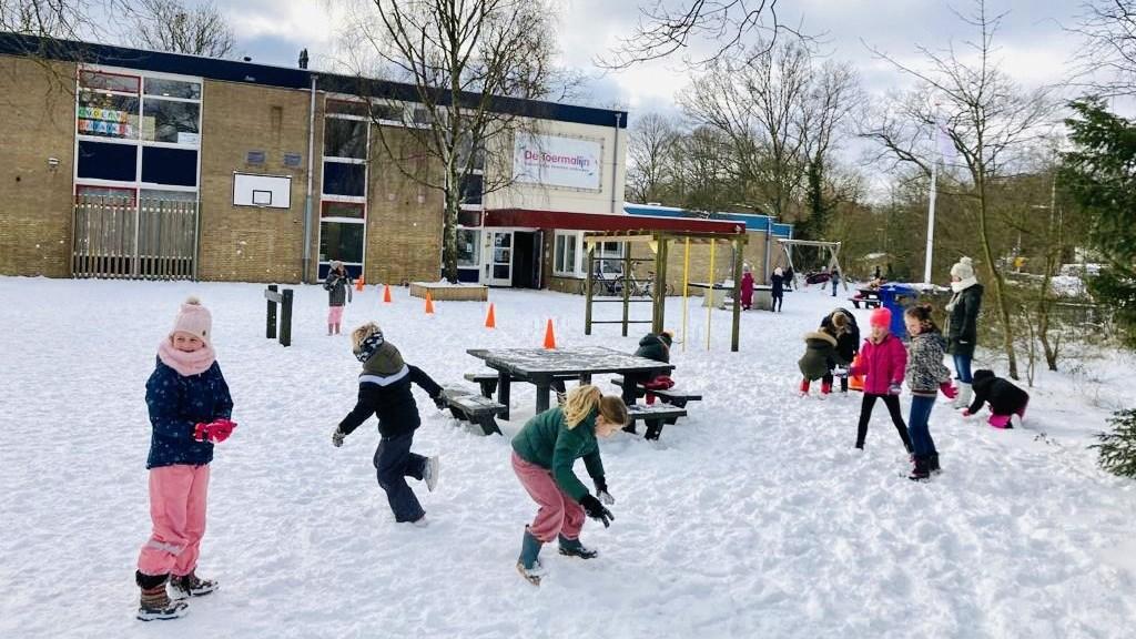 Leerlingen van De Toermalijn in Driehuis spelen in de sneeuw op het schoolplein. Leerlingen van De Toermalijn in Driehuis spelen in de sneeuw op het schoolplein.
