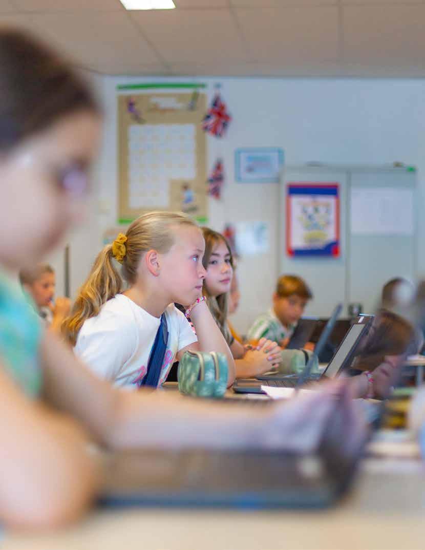 Leerlingen van De Triangel in Enschede tijdens een digitale les in de klas. Leerlingen van De Triangel in Enschede tijdens een digitale les in de klas.