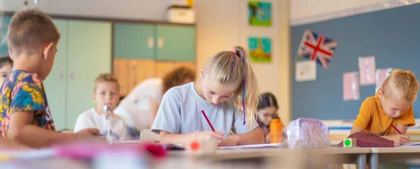 Leerlingen van De Triangel in Enschede zijn bezig met hun opdrachten in de klas. Leerlingen van De Triangel in Enschede zijn bezig met hun opdrachten in de klas.