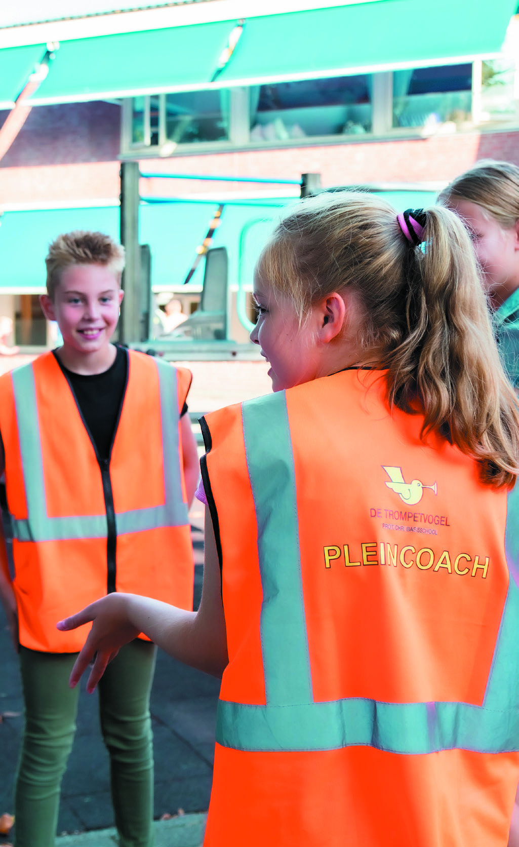 Leerlingen van De Trompetvogel in Nieuwegein communiceren als pleinguard op het schoolplein. Leerlingen van De Trompetvogel in Nieuwegein communiceren als pleinguard op het schoolplein.