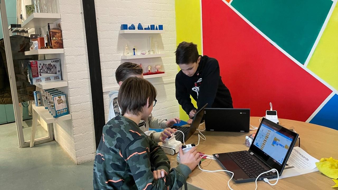 Leerlingen van De Twine in IJlst werken samen aan een project met laptops en een robot.