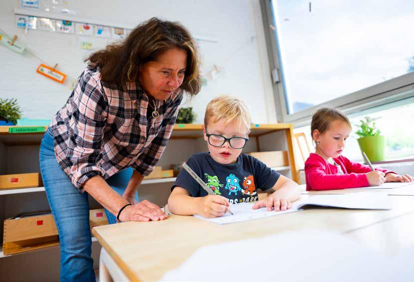 Leerlingen van de Van Lingenschool in Zetten werken met een lerares aan hun tekenvaardigheden. Leerlingen van de Van Lingenschool in Zetten werken met een lerares aan hun tekenvaardigheden.