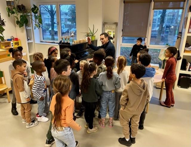 Leerlingen van De Viersprong in Leiden zijn rondom een piano verzameld tijdens een interactieve les. Leerlingen van De Viersprong in Leiden zijn rondom een piano verzameld tijdens een interactieve les.