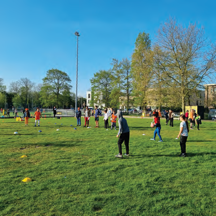 Leerlingen van De Vlierboom in Den Haag spelen op het schoolplein. Leerlingen van De Vlierboom in Den Haag spelen op het schoolplein.