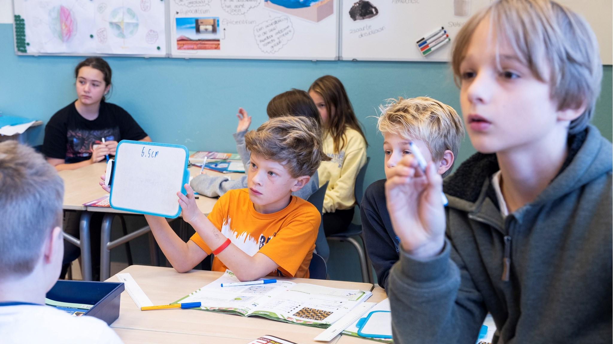 Leerlingen van de Voorweg Basisschool in Heemstede tijdens een actieve les met whiteboards. Leerlingen van de Voorweg Basisschool in Heemstede tijdens een actieve les met whiteboards.