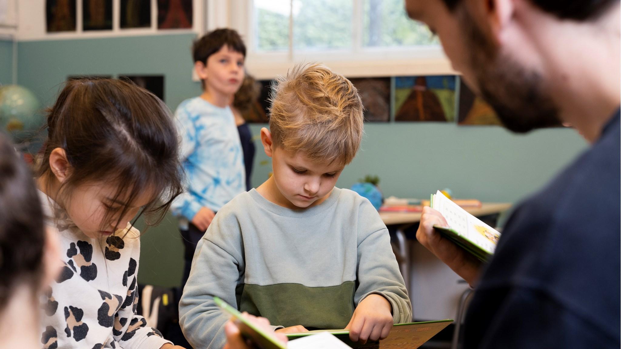 Leerlingen van de Voorweg Basisschool in Heemstede zijn bezig met lezen en leren. Leerlingen van de Voorweg Basisschool in Heemstede zijn bezig met lezen en leren.