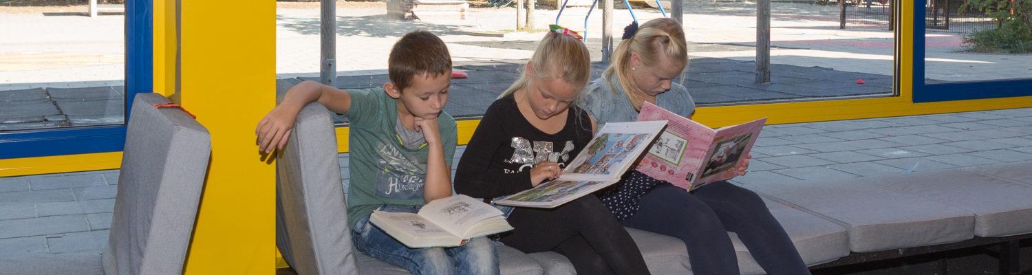 Leerlingen van De Wegwijzer in Losser lezen boeken op een comfortabele plek. Leerlingen van De Wegwijzer in Losser lezen boeken op een comfortabele plek.
