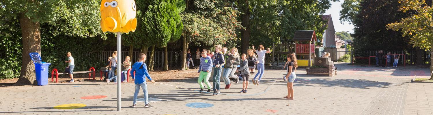 Leerlingen van De Wegwijzer in Losser spelen op het schoolplein. Leerlingen van De Wegwijzer in Losser spelen op het schoolplein.