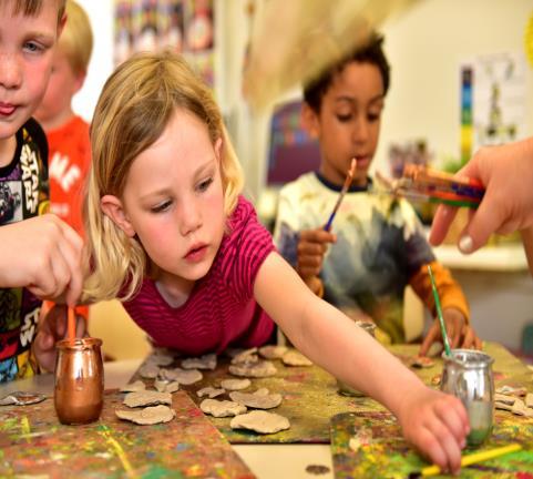 Leerlingen van De Wereldwijzer in Utrecht zijn creatief aan het schilderen en knutselen. Leerlingen van De Wereldwijzer in Utrecht zijn creatief aan het schilderen en knutselen.