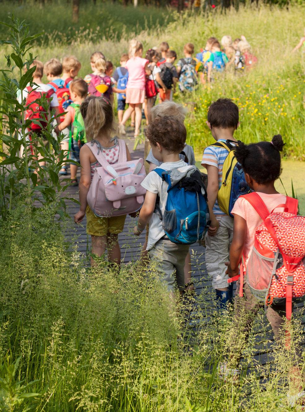 Leerlingen van de Westfriese Vrije School Parcival in Hoorn lopen op het schoolplein. Leerlingen van de Westfriese Vrije School Parcival in Hoorn lopen op het schoolplein.