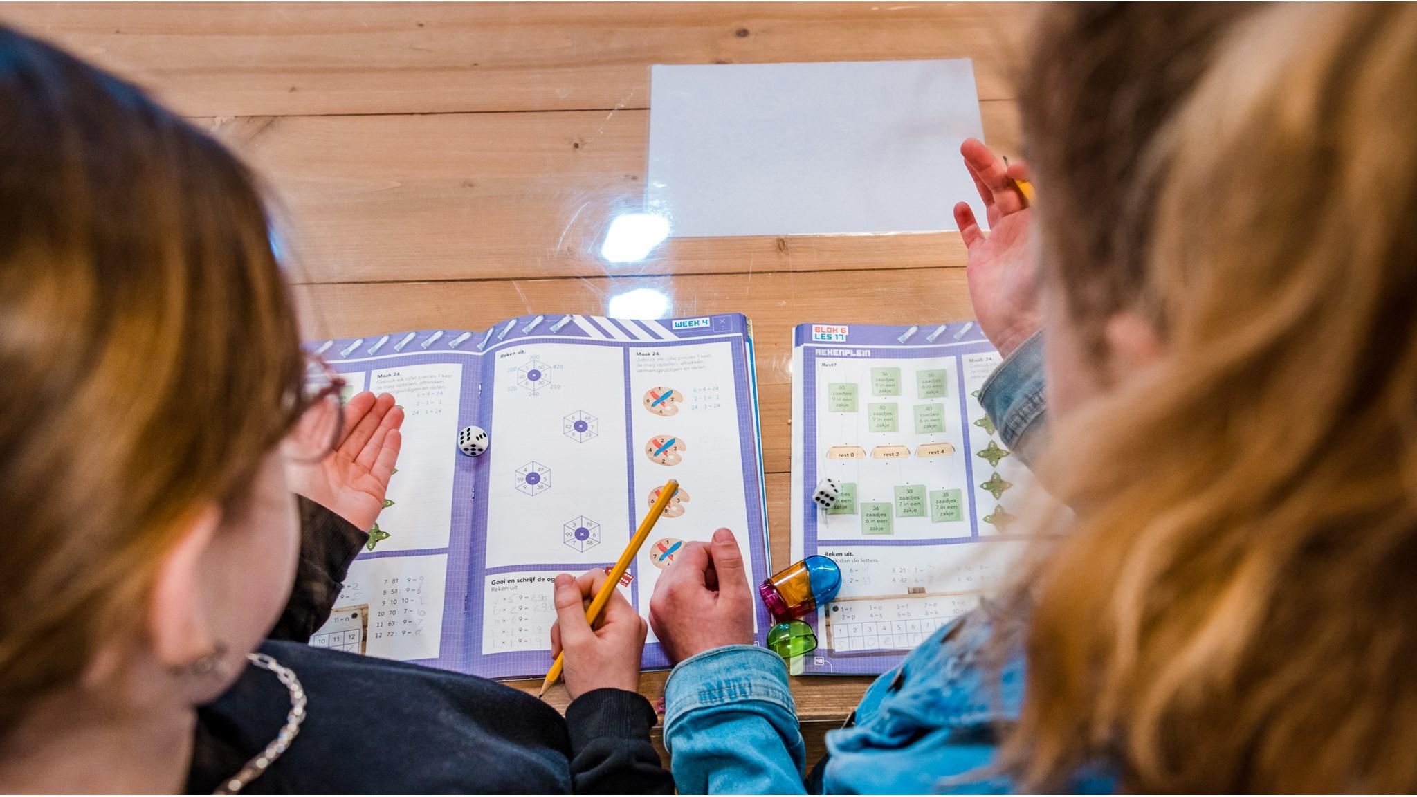 Leerlingen van De Wheemschool in Voorthuizen zijn bezig met een rekenactiviteit in hun lesboek. Leerlingen van De Wheemschool in Voorthuizen zijn bezig met een rekenactiviteit in hun lesboek.