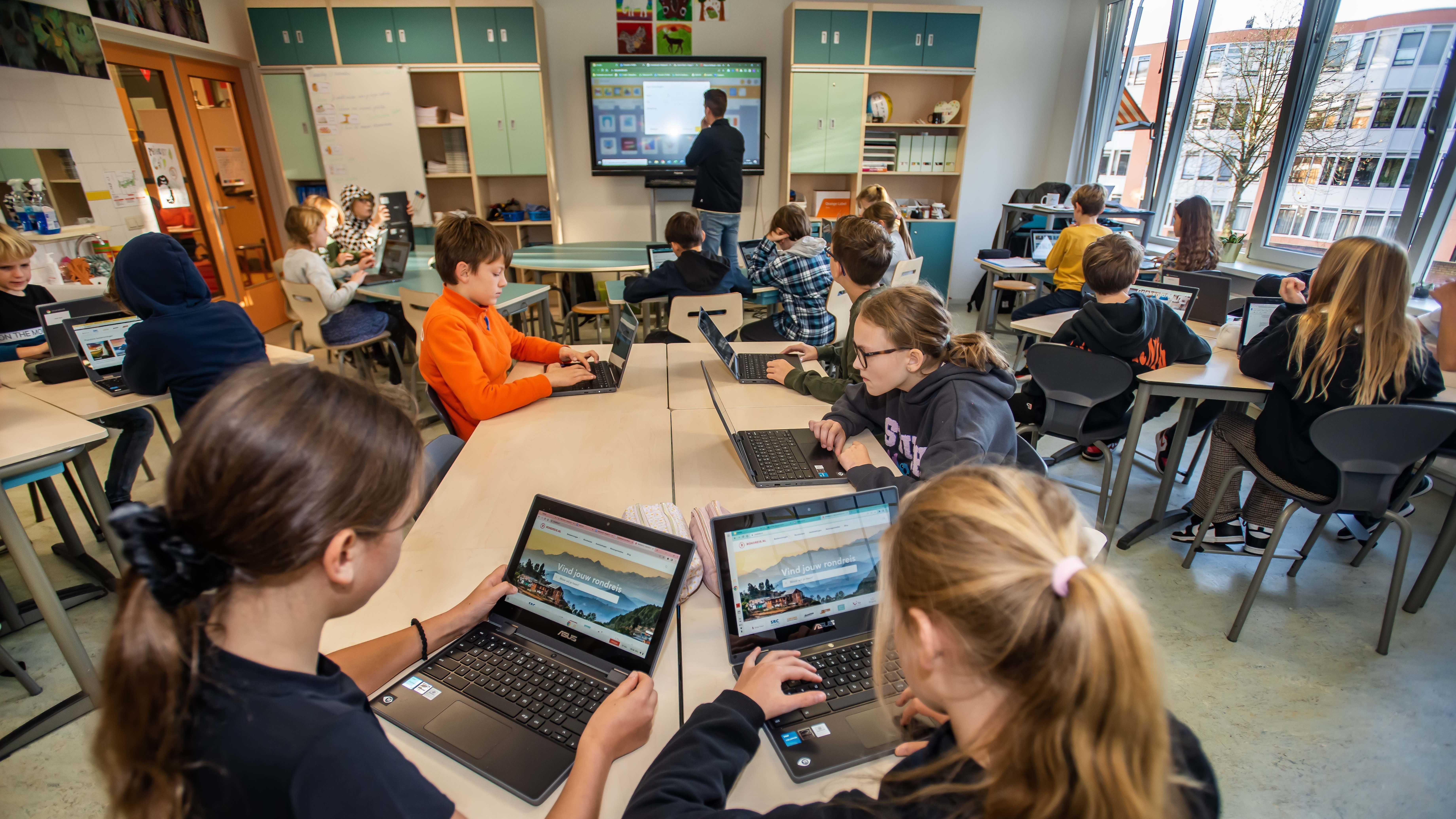 Leerlingen van De Zandberg in Breda werken met laptops in de klas. Leerlingen van De Zandberg in Breda werken met laptops in de klas.