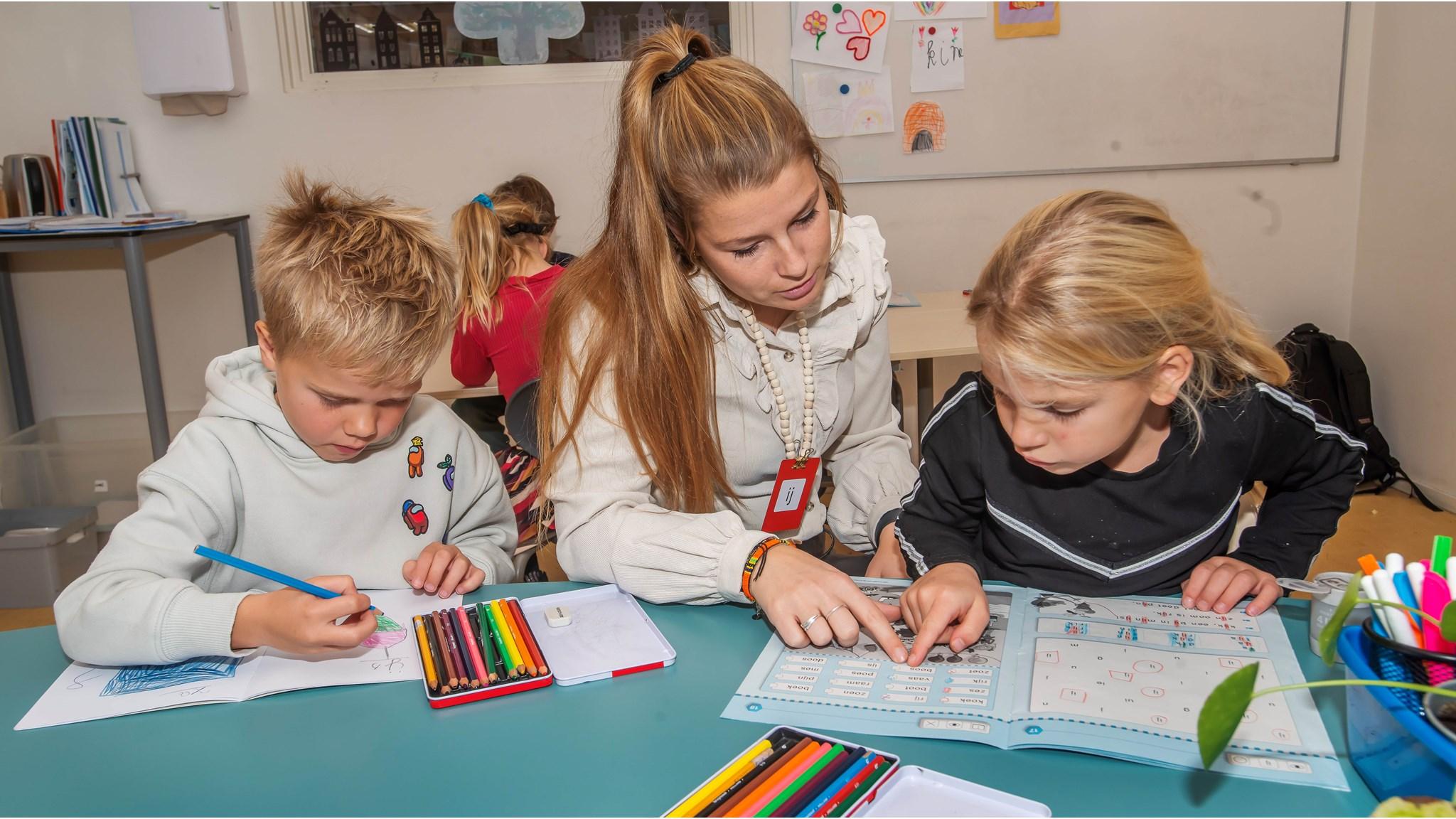 Leerlingen van De Zandberg in Breda werken samen aan een educatieve activiteit met hun docente. Leerlingen van De Zandberg in Breda werken samen aan een educatieve activiteit met hun docente.