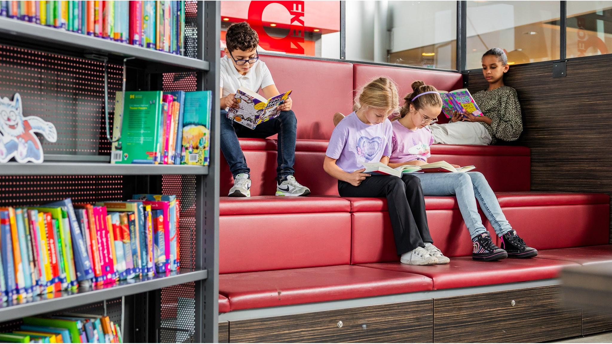 Leerlingen van De Zonnewijzer in Bussum lezen boeken op de comfortabele zitplaatsen in de schoolbibliotheek. Leerlingen van De Zonnewijzer in Bussum lezen boeken op de comfortabele zitplaatsen in de schoolbibliotheek.