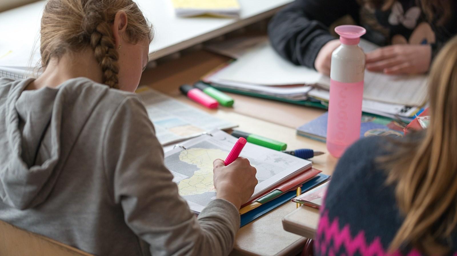 Leerlingen van De Zonnewijzer in Heerhugowaard zijn bezig met hun schoolwerk aan een bureau. Leerlingen van De Zonnewijzer in Heerhugowaard zijn bezig met hun schoolwerk aan een bureau.