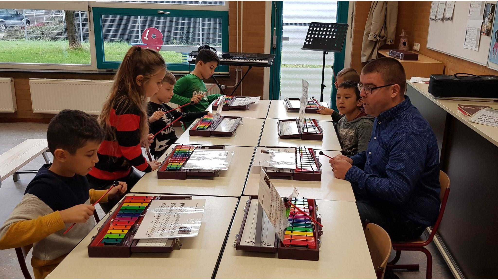 Leerlingen van De Zonnewijzer in Roermond leren muziek maken met xylofoons tijdens een creatieve les. Leerlingen van De Zonnewijzer in Roermond leren muziek maken met xylofoons tijdens een creatieve les.