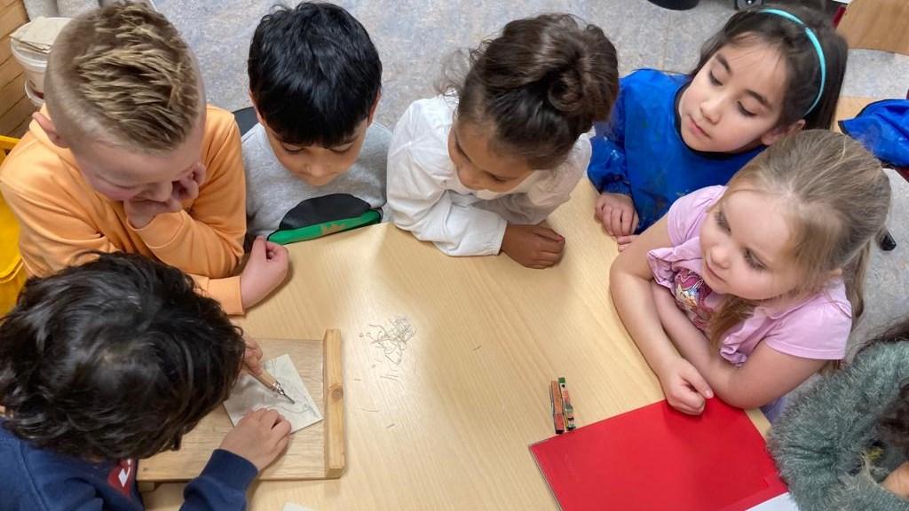 Leerlingen van De Zonnewijzer in Roermond zijn samen bezig met een creatieve activiteit aan een tafel. Leerlingen van De Zonnewijzer in Roermond zijn samen bezig met een creatieve activiteit aan een tafel.
