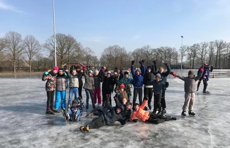 Leerlingen van Dorpsschool Halle genieten van een schaatsactiviteit op het schoolplein in Halle. Leerlingen van Dorpsschool Halle genieten van een schaatsactiviteit op het schoolplein in Halle.