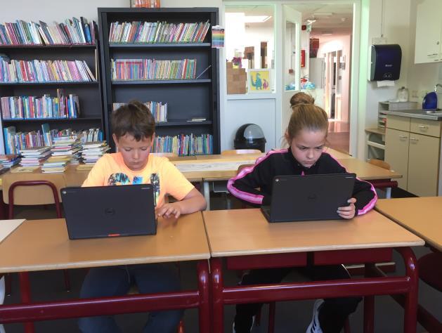 Leerlingen van Dorpsschool Halle werken geconcentreerd op hun laptops in de klas. Leerlingen van Dorpsschool Halle werken geconcentreerd op hun laptops in de klas.