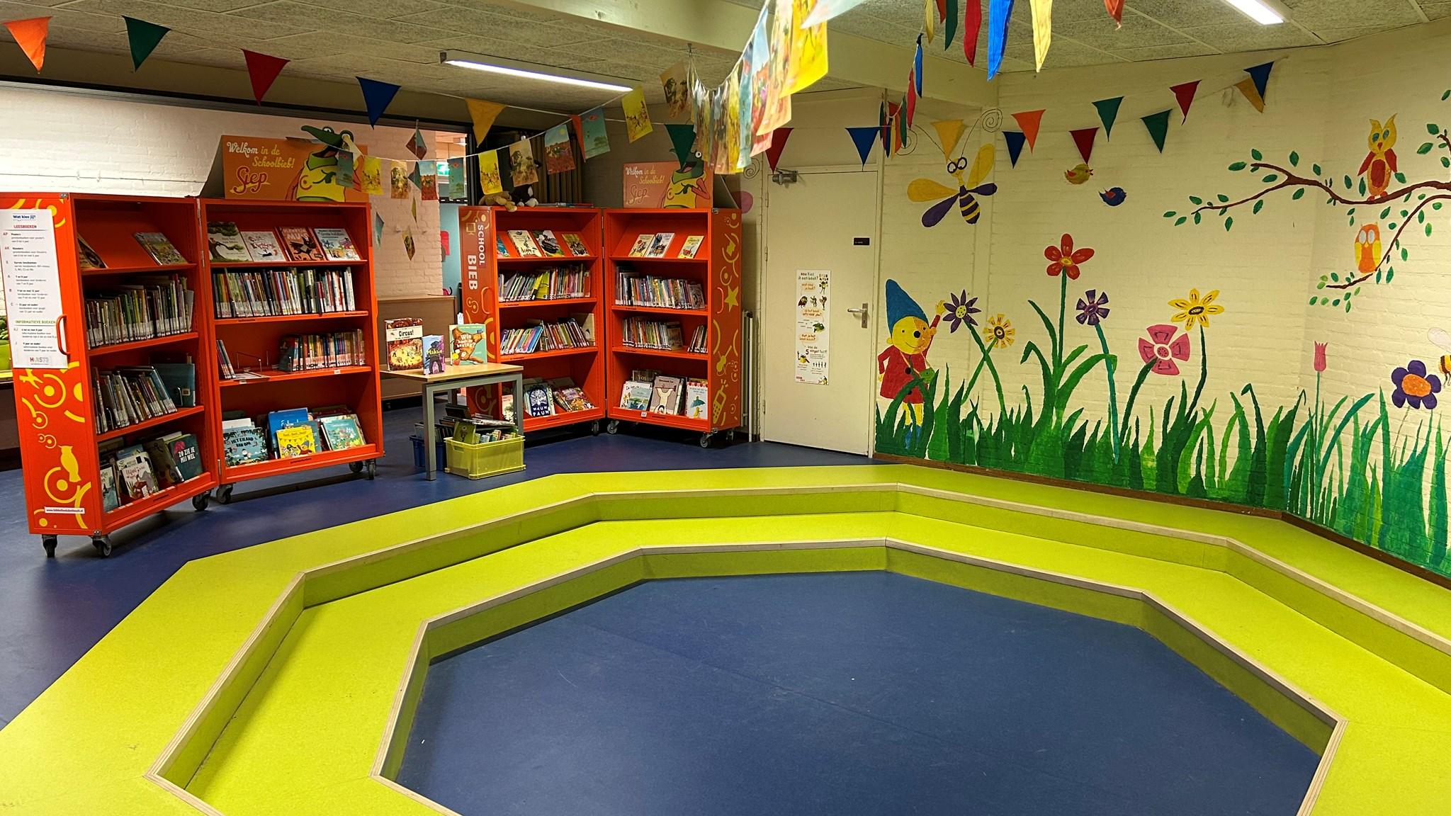 Leerlingen van Educatief Centrum 't Sparrenbos in Rosmalen genieten van een kleurrijke leesruimte met boekenkasten en een speelse zithoek. Leerlingen van Educatief Centrum 't Sparrenbos in Rosmalen genieten van een kleurrijke leesruimte met boekenkasten en een speelse zithoek.