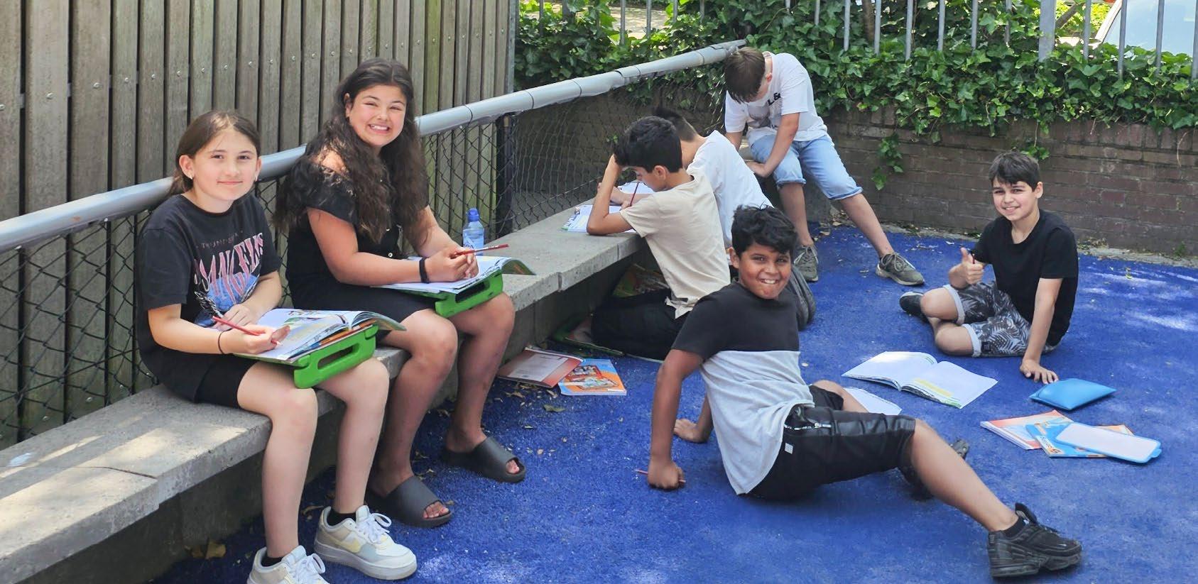 Leerlingen van Fellenoord in Eindhoven werken en leren op het schoolplein. Leerlingen van Fellenoord in Eindhoven werken en leren op het schoolplein.