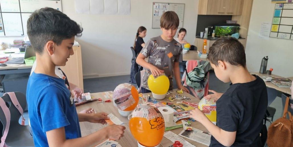 Leerlingen van Fellenoord in Eindhoven zijn bezig met een creatief project in de klas. Leerlingen van Fellenoord in Eindhoven zijn bezig met een creatief project in de klas.